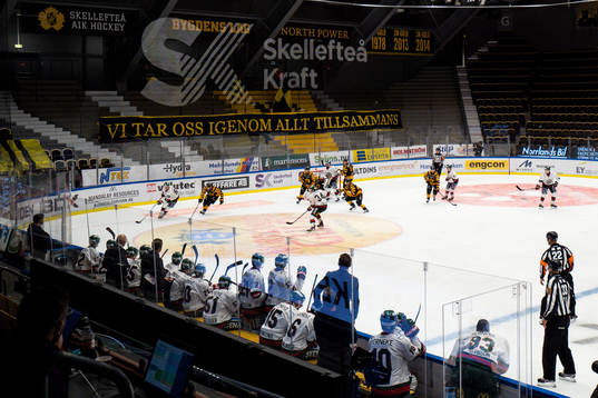 Banderoll med texten ”Vi tar oss igenom allt”