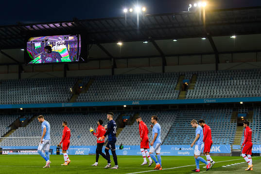 The players enters the pitch