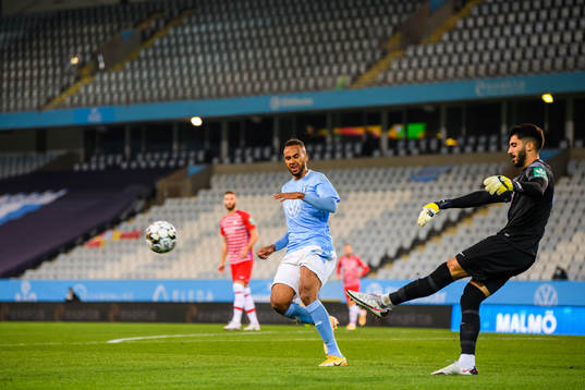 Isaac Kiese Thelin of Malmö FF and goalkeeper Rui Silva of