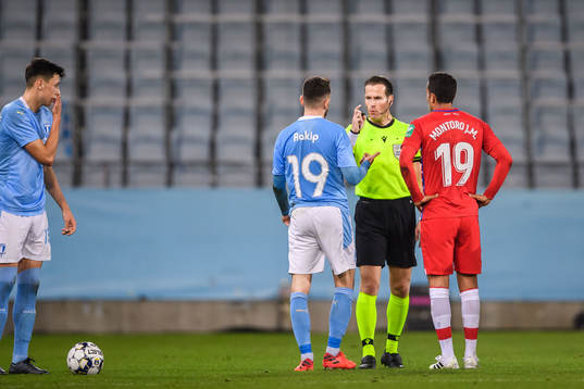 Referee Danny Makkelie in a conversation with Erdal Rakip