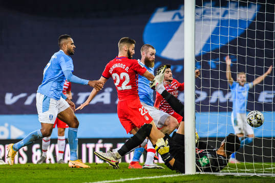 Isaac Kiese Thelin sees Jo Inge Berget of Malmö FF score