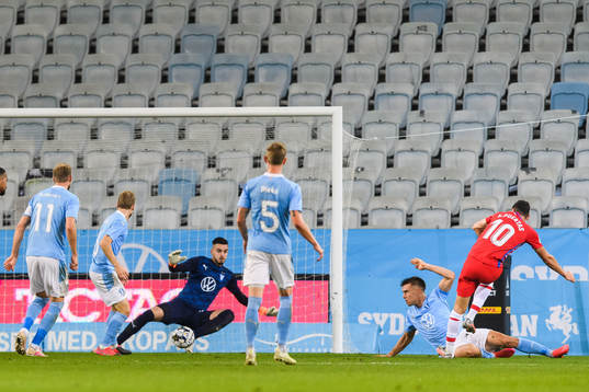 Antonio Puertas of Granada scores the 1-2 goal behind Jonas
