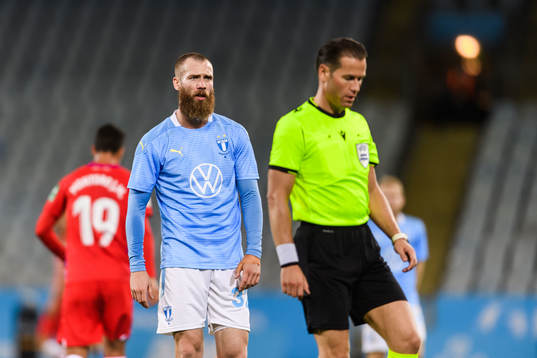 Jo Inge Berget of Malmö FF and referee Danny Makkelie
