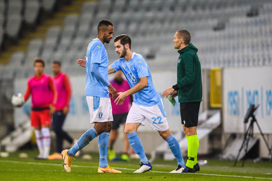 Isaac Kiese Thelin changes with Adi Nalic of Malmö FF