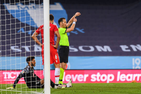 Referee Danny Makkelie