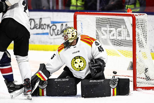 Brynäs målvakt Viktor Andrén släpper in mål 2-1