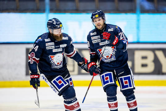 Linköpings Jaakko Rissanen (h) jublar med Jonas Junland
