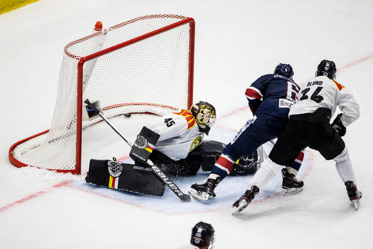 Linköpings Jonas Holös gör 5-4 på Brynäs målvakt