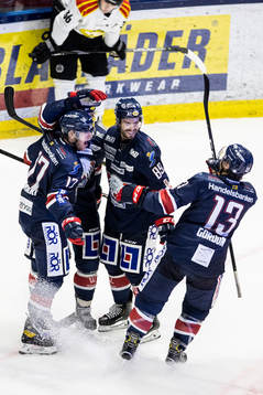 Linköpings Jonas Holös jublar med lagkamrater