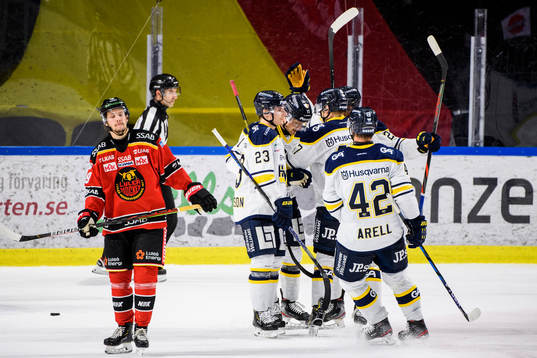 s Simon Önerud jublar med lagkamrater