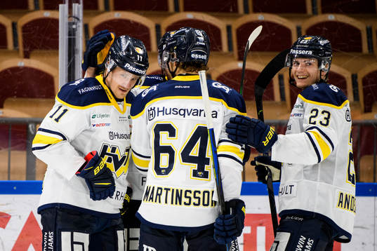 s Simon Önerud jublar med lagkamrater