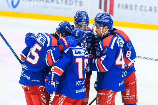 Oskarshamns Nolan Zajac jublar med lagkamrater