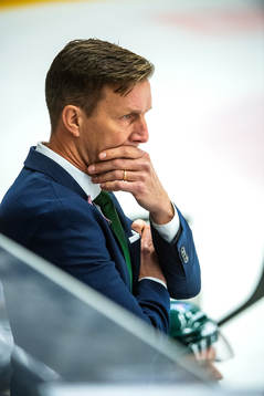 Färjestads huvudtränare Johan Pennerborn deppar