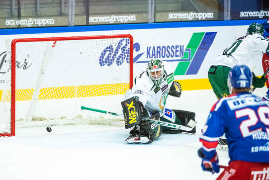Oskarshamns Kim Strömberg  (ej i bild) gör här 2-1 bakom