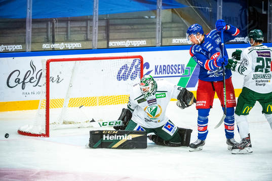 Oskarshamns Joakim Thelin och Färjestads målvakt Arvid