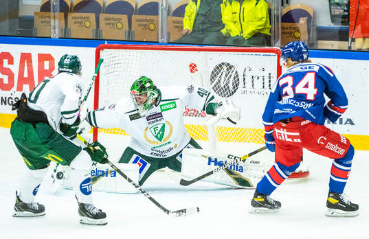 Oskarshamns Philip Samuelsson och Färjestads målvakt