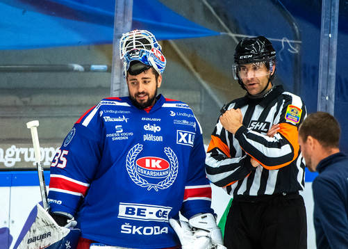 Oskarshamns målvakt Joe Cannata samtalar med Domare Mikael