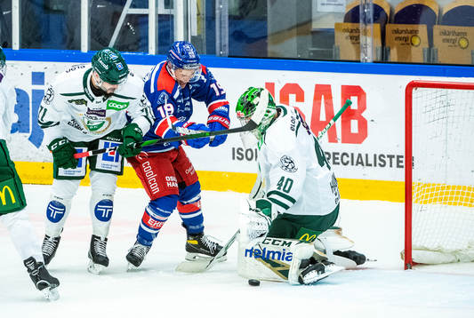 Oskarshamns Tyler Kelleher mot Färjestads målvakt Henrik