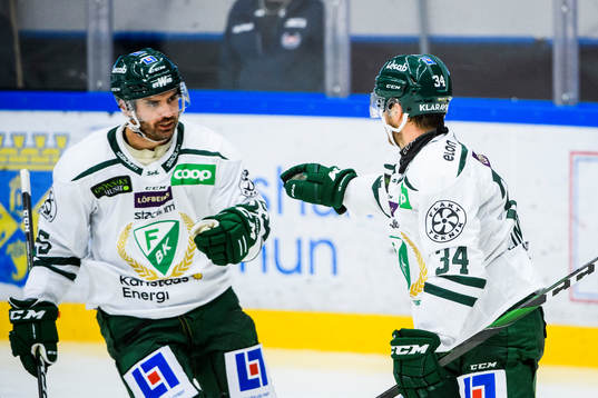 Färjestads Michael Lindqvist (h) jublar