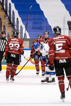 Örebros spelarna jublar