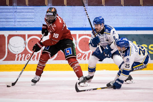 Örebros Daniel Muzito Bagenda och Leksands Matt Caito och