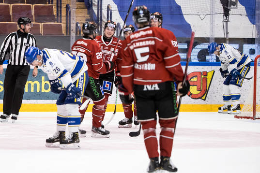 Örebros spelarna jublar