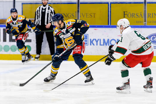 Södertäljes Evan Bouchard och Väsbys Christian Holmblad