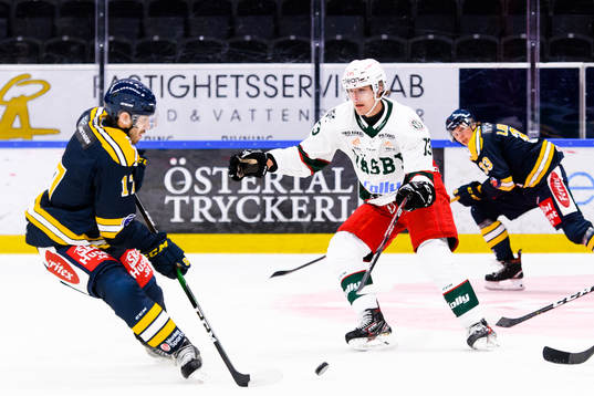 Södertäljes Evan Bouchard och Väsbys Raphael Lavoie