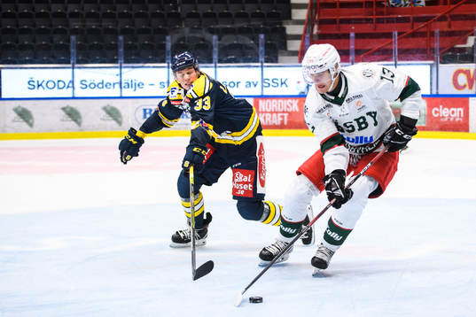 Södertäljes Måns Lindbäck och Väsbys Raphael Lavoie