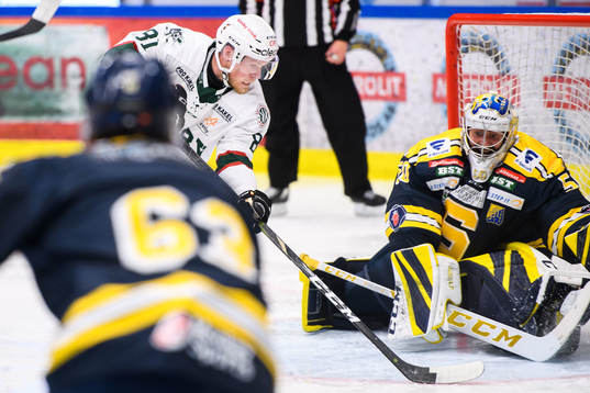Väsbys Sebastian Bengtsson och Södertäljes målvakt