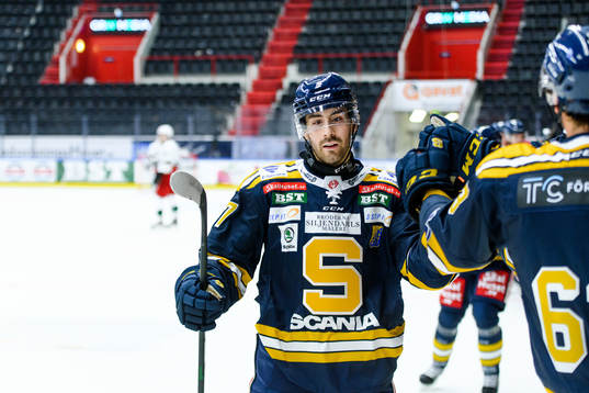Södertäljes Evan Bouchard jublar