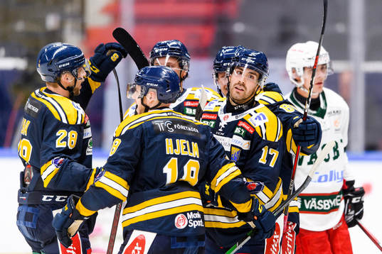 Södertäljes Evan Bouchard jublar