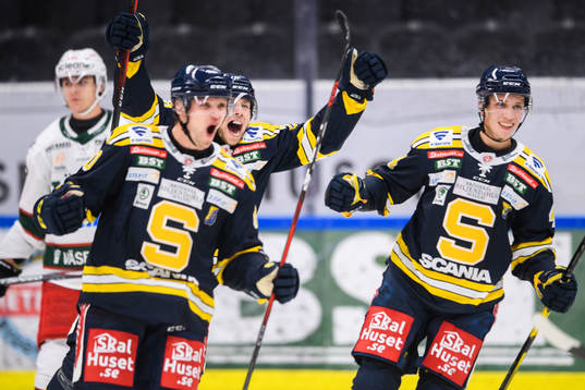 Södertäljes Ludwig Blomstrand jublar med lagkamrater
