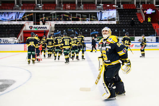 Södertäljes målvakt Alexander Sahlin jublar