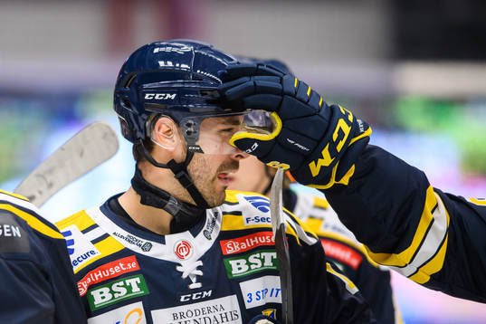 Södertäljes Evan Bouchard klappas om av lagkamrater