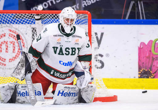 Väsbys målvakt Henrik Lundberg deppar