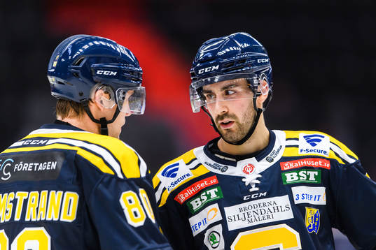 Södertäljes Evan Bouchard i samtal med Ludwig Blomstrand