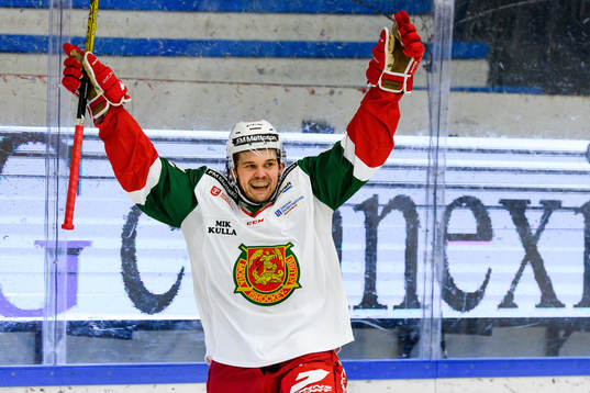 Moras Måns Carlsson jublar