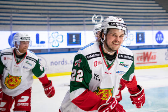 Moras Måns Carlsson jublar