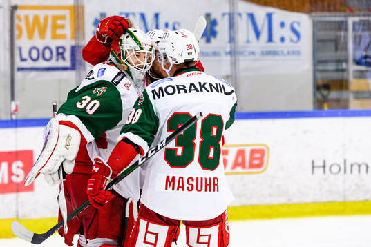 Moras målvakt Olof Lindbom jublar med Adam Masuhr