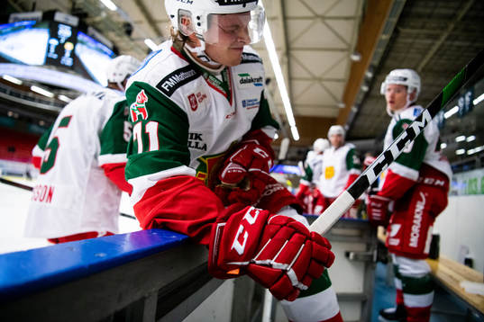 Moras Isak Pantzare grinar illa