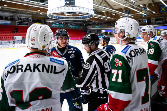 Karlskogas Linus Karlsson retar upp Moraspelare