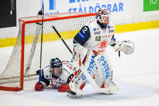 Västerviks Erik Gustafsson och målvakt Daniel Marmenlind