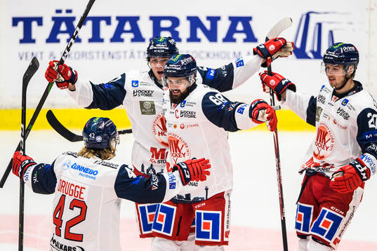 Västerviks Joakim Hagelin jublar med lagkamrater