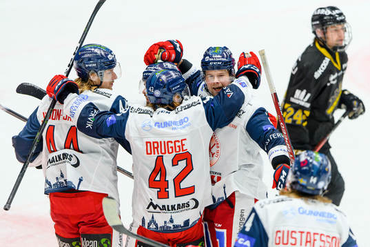 Västerviks Victor Öhman jublar med Axel Jonsson-Fjällby