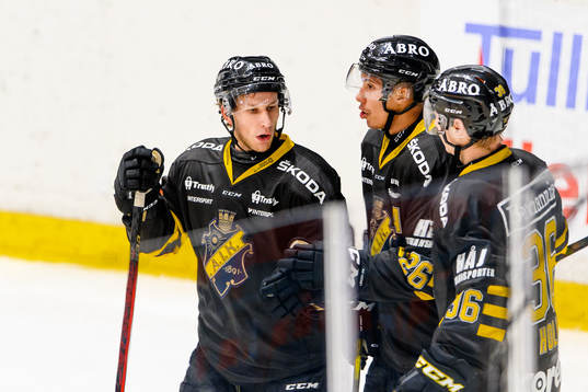 s Fredric Weigel och Anton Holm jublar med Oscar Nord