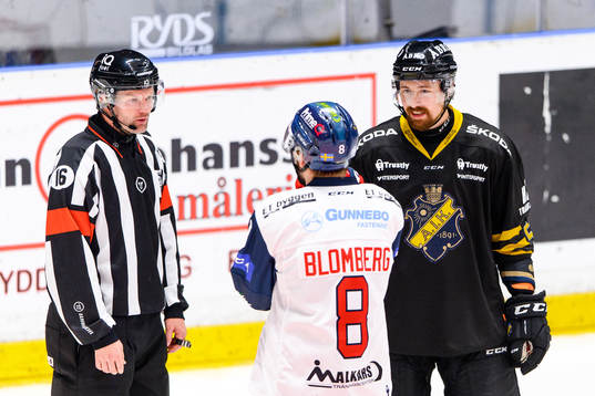 s Robin Jacobsson i samtal med domaren