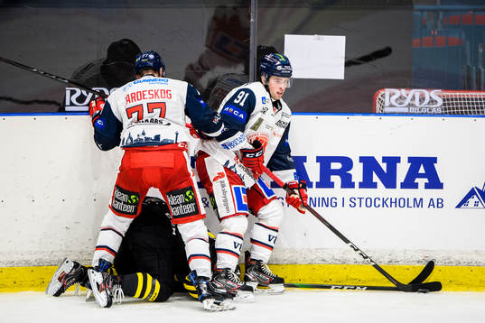 s Lukas Macklin ligger på isen