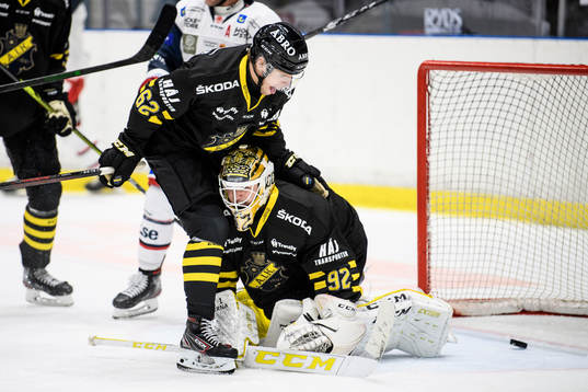 s Kim Tallberg och målvakt Edvin Olofsson