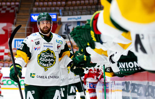 Björklövens Alex Hutchings jublar